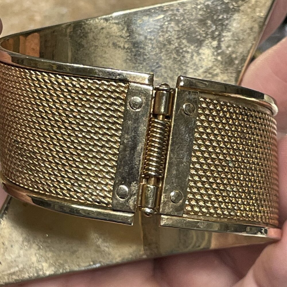 VINTAGE ANTIQUE GOLD TONE MESH DECO RHINESTONE DESIGNED CROSSOVER HINGE BRACELET - Picture 6 of 9
